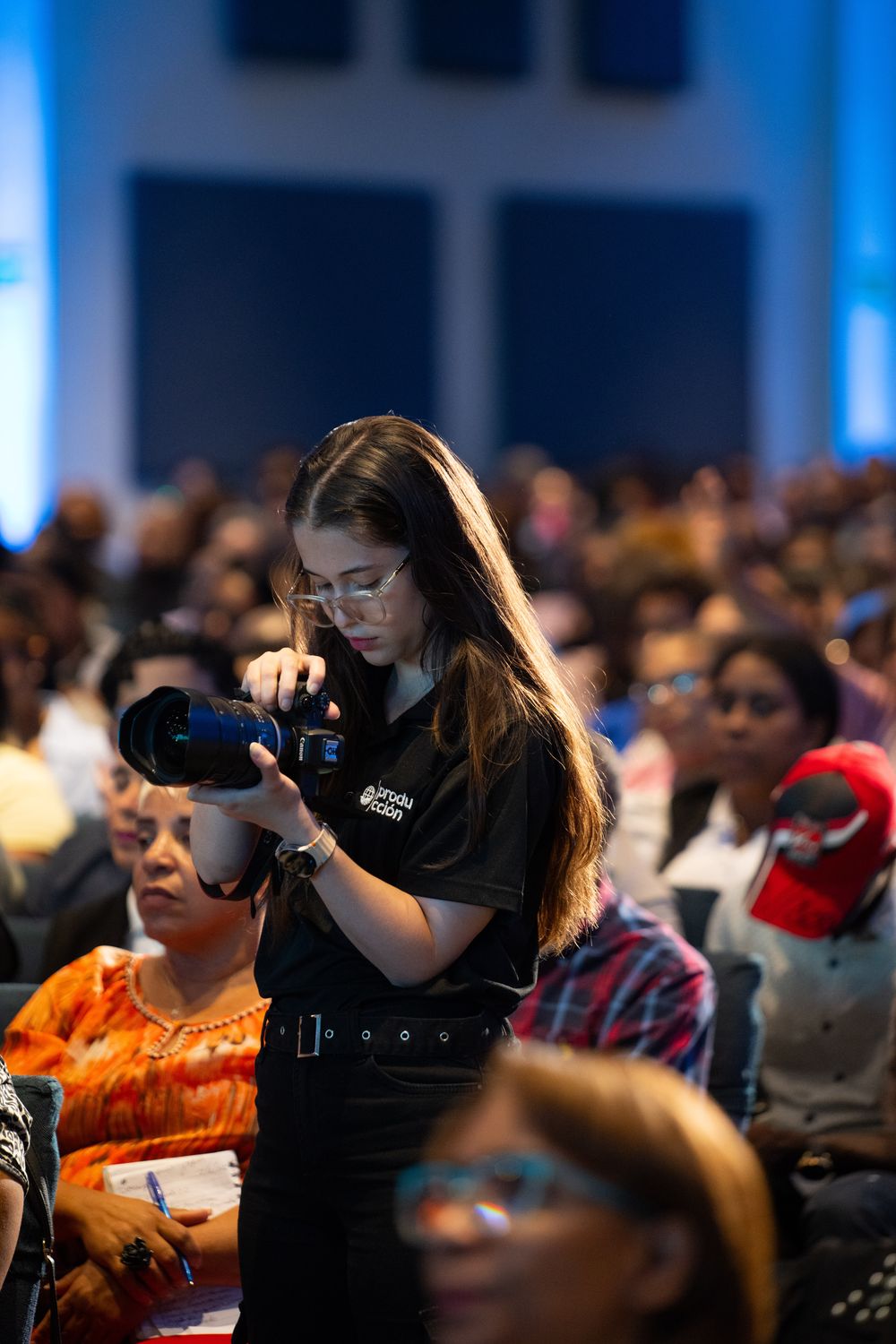 Fotógrafa capturando un evento en vivo con cámara profesional