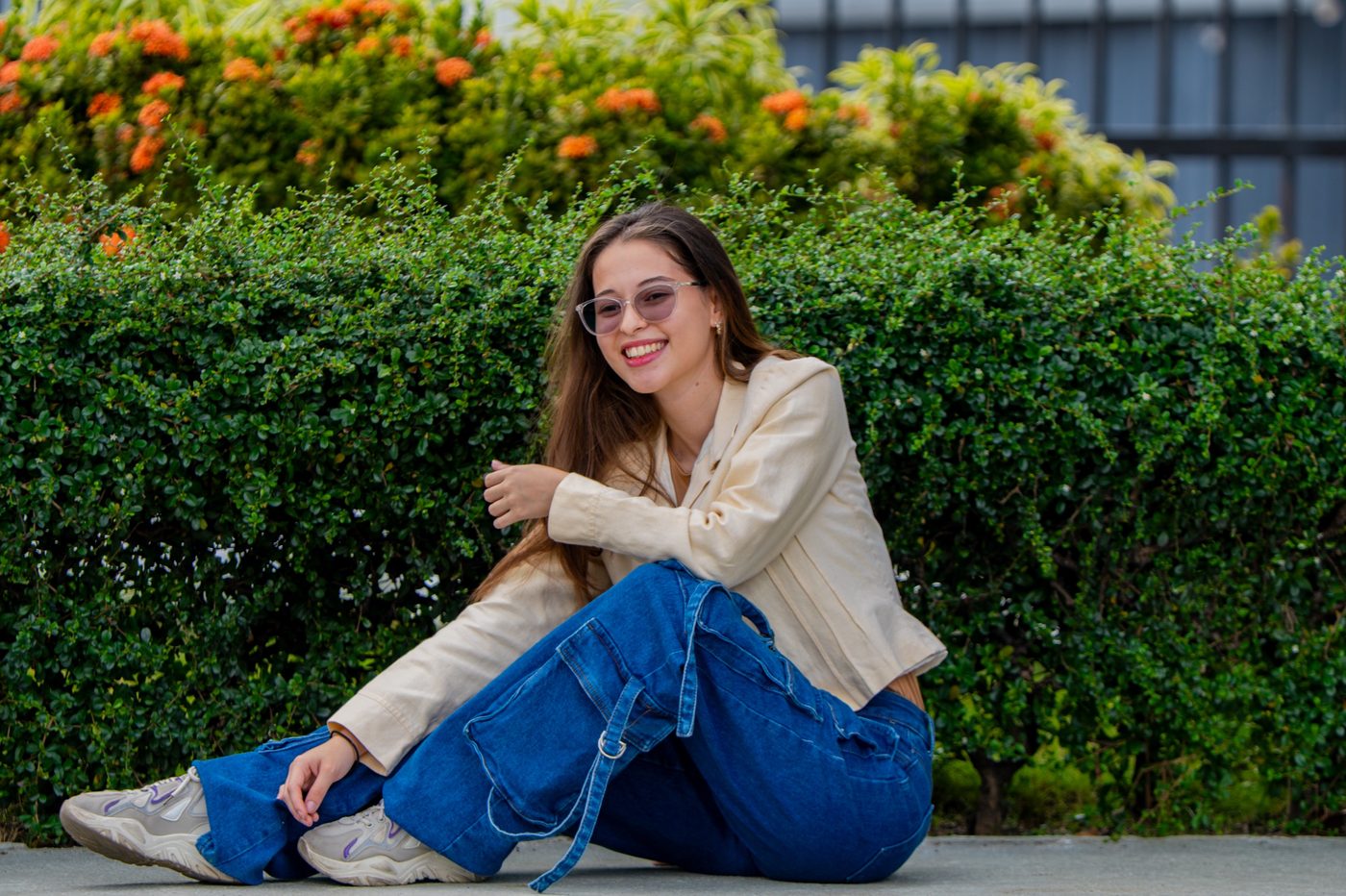 Fotógrafa de Fayanap Photography sonriendo al aire libre