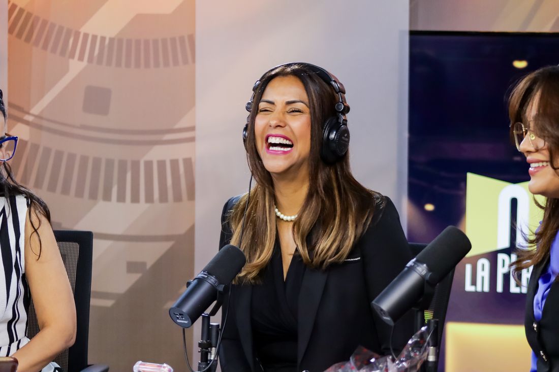 Presentadoras en cabina de radio durante transmisión en vivo